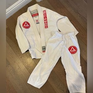 Gracie Barra ghee top and bottom. Size y4 worn like twice, like new.
